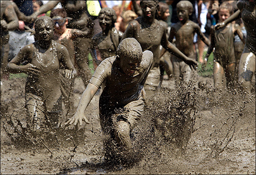 mud day pyramid teambuilding1